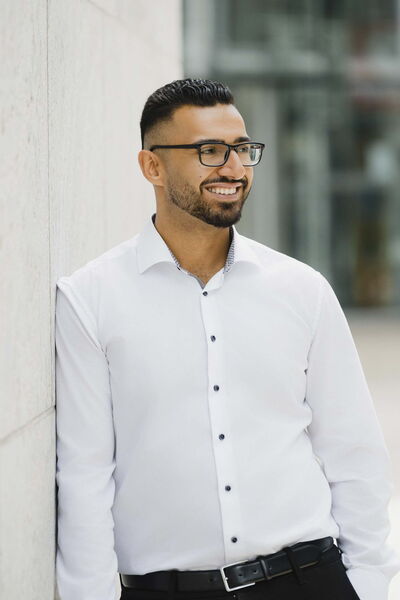 Businessfotoshooting mit Fotograf Halle (Saale) in moderner Outdoor-Location